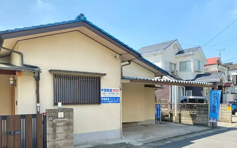 川見ピアノ教室 「ピアノ教室」ののぼり旗が目印です